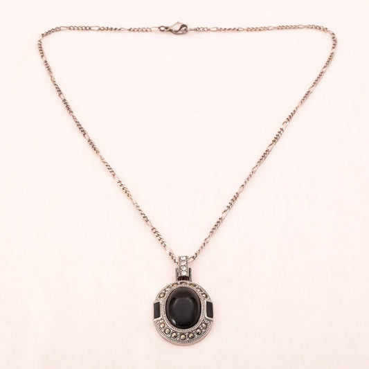 Monet-Halskette-silberfarben-ovaler-schwarzer-Anhänger- 1990er-Choker