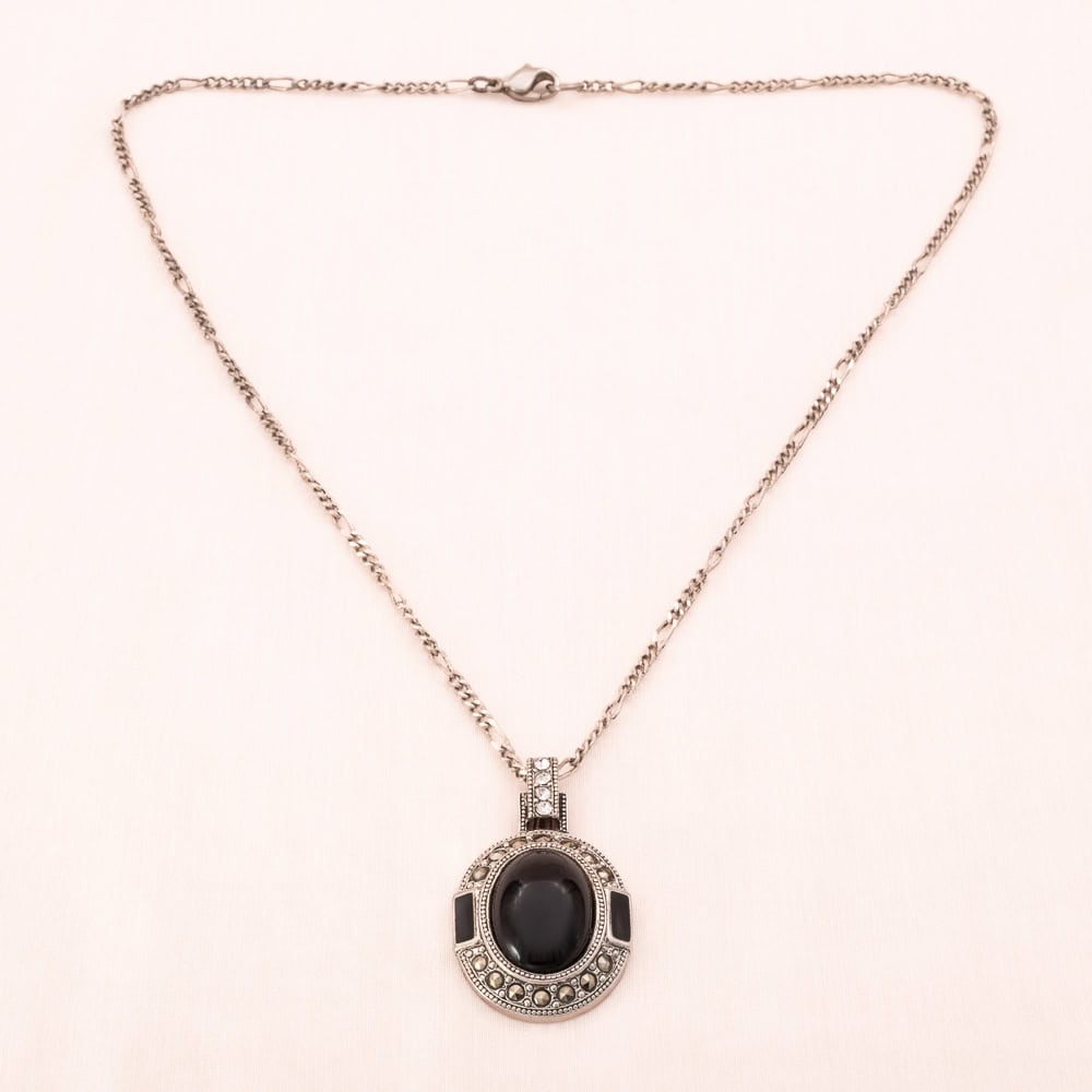 Monet-Halskette-silberfarben-ovaler-schwarzer-Anhänger- 1990er-Choker