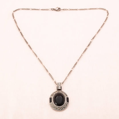 Monet-Halskette-silberfarben-ovaler-schwarzer-Anhänger- 1990er-Choker