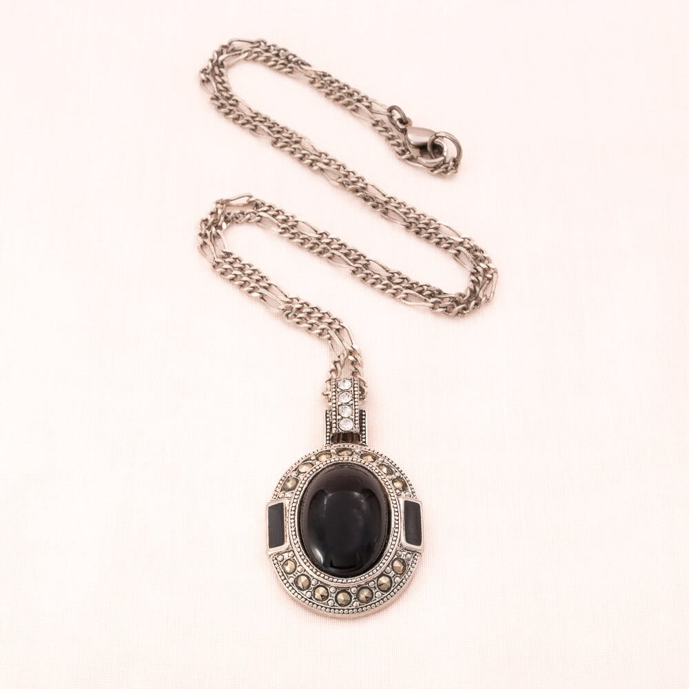 Monet-Halskette-silberfarben-ovaler-schwarzer-Anhänger- 1990er-Choker