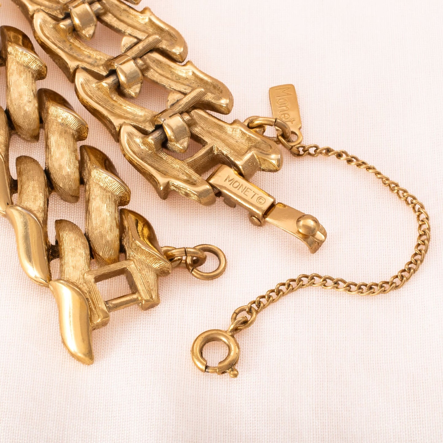 Monet-Armband-Kettenglieder-vergoldet-glänzend-und-matt-Verschluss-Signatur