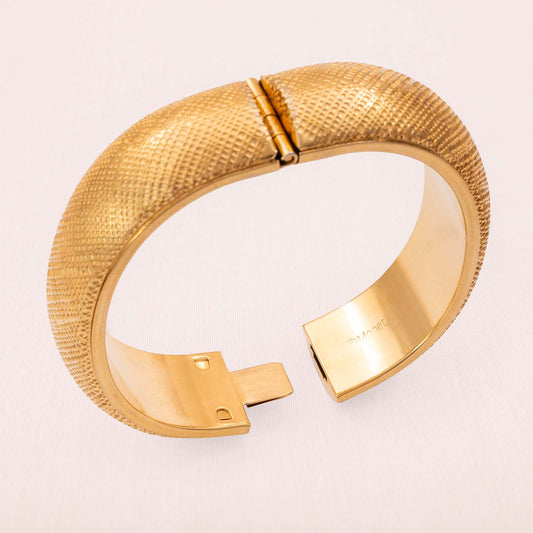 Monet-Armreif-vergoldet-strukturiert-mit-Scharnier-zum öffnen-signiert