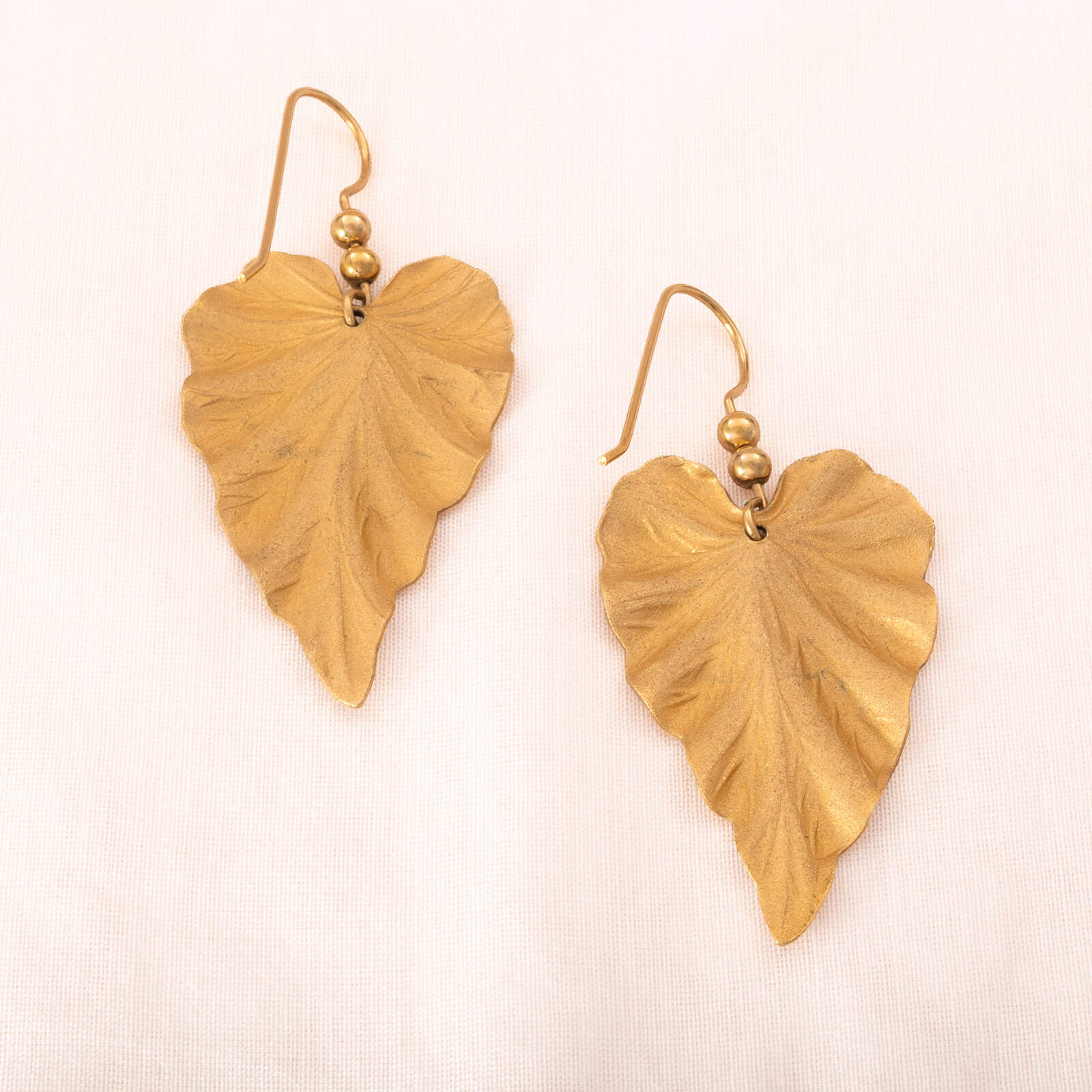 Monet-Ohrringe-vergoldete-Blätter-Hänger-Rückseiten