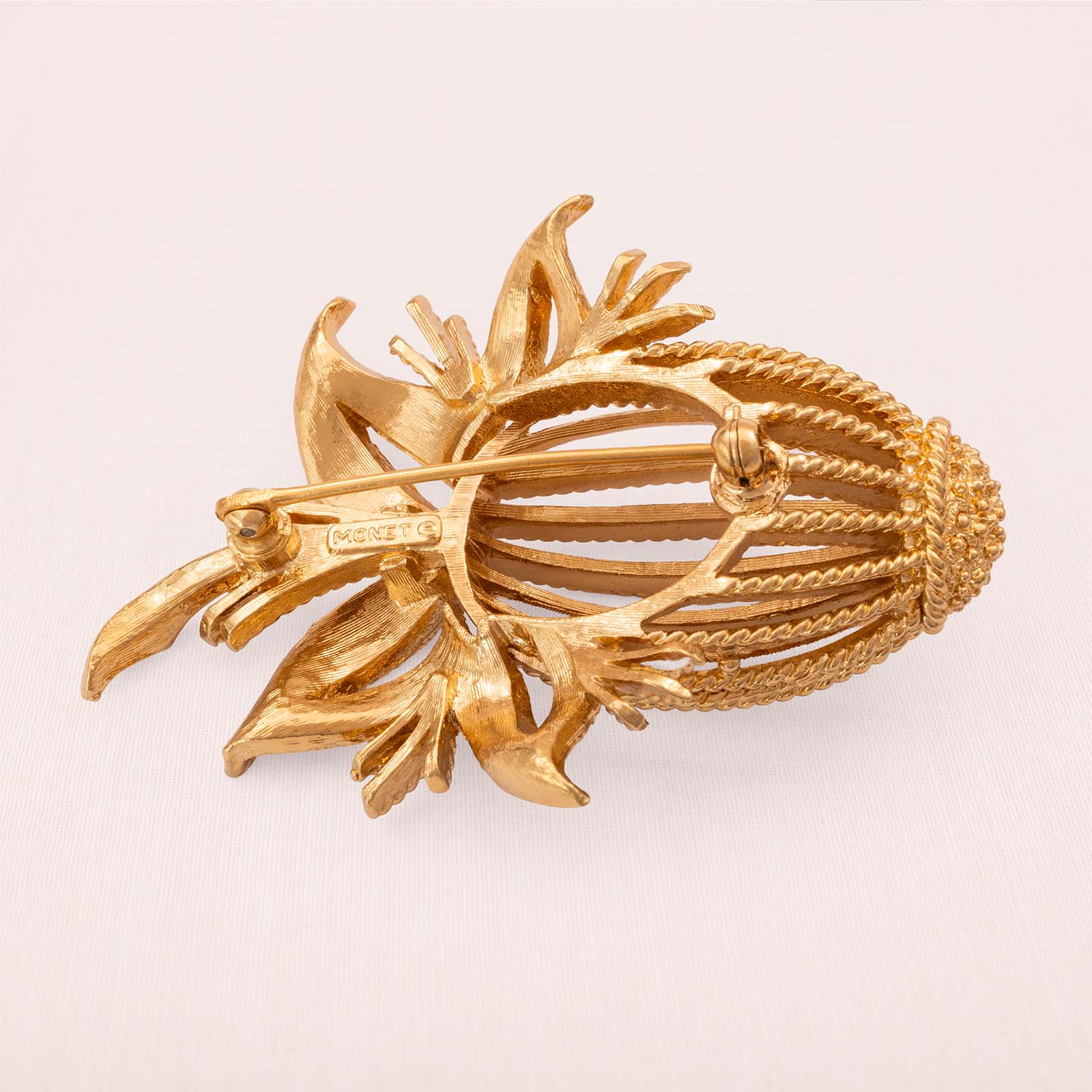 Monet-Brosche-vergoldete-Ananas-mit-Blättern-Rükseite-signiert