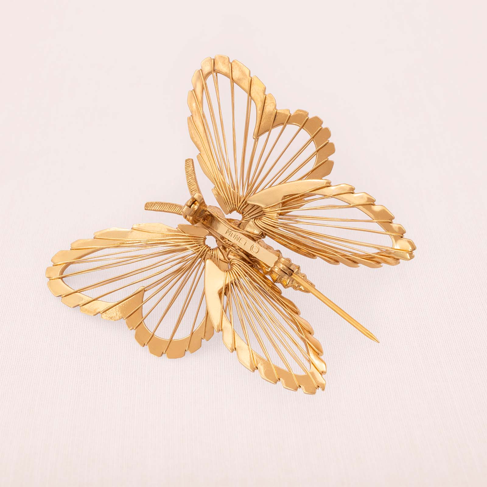 Monet-Brosche-Draht-Schmetterling-vergoldet-Rückseite-signiert