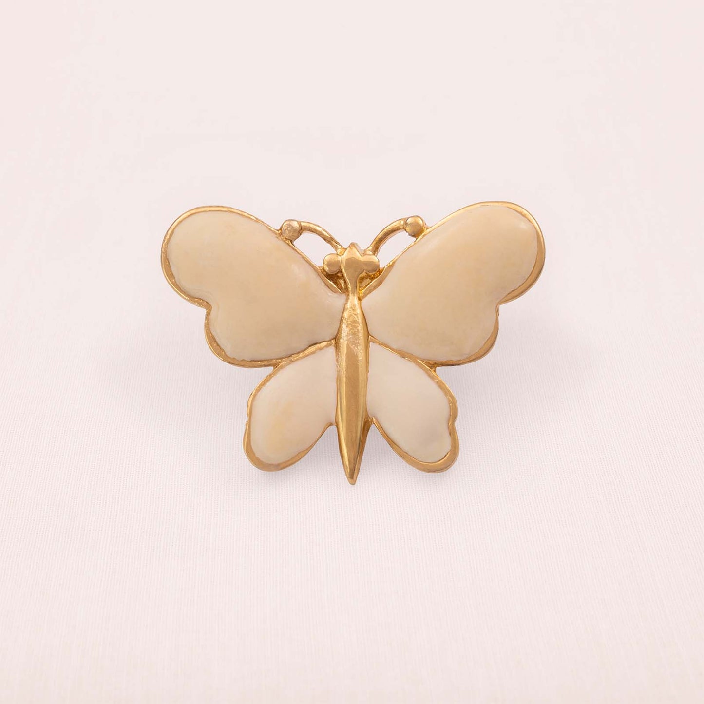 Monet-Brosche-Schmetterling-vergoldet-cremefarbene-Emaille