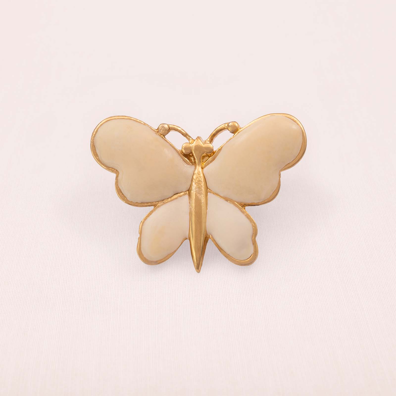 Monet-Brosche-Schmetterling-vergoldet-cremefarbene-Emaille