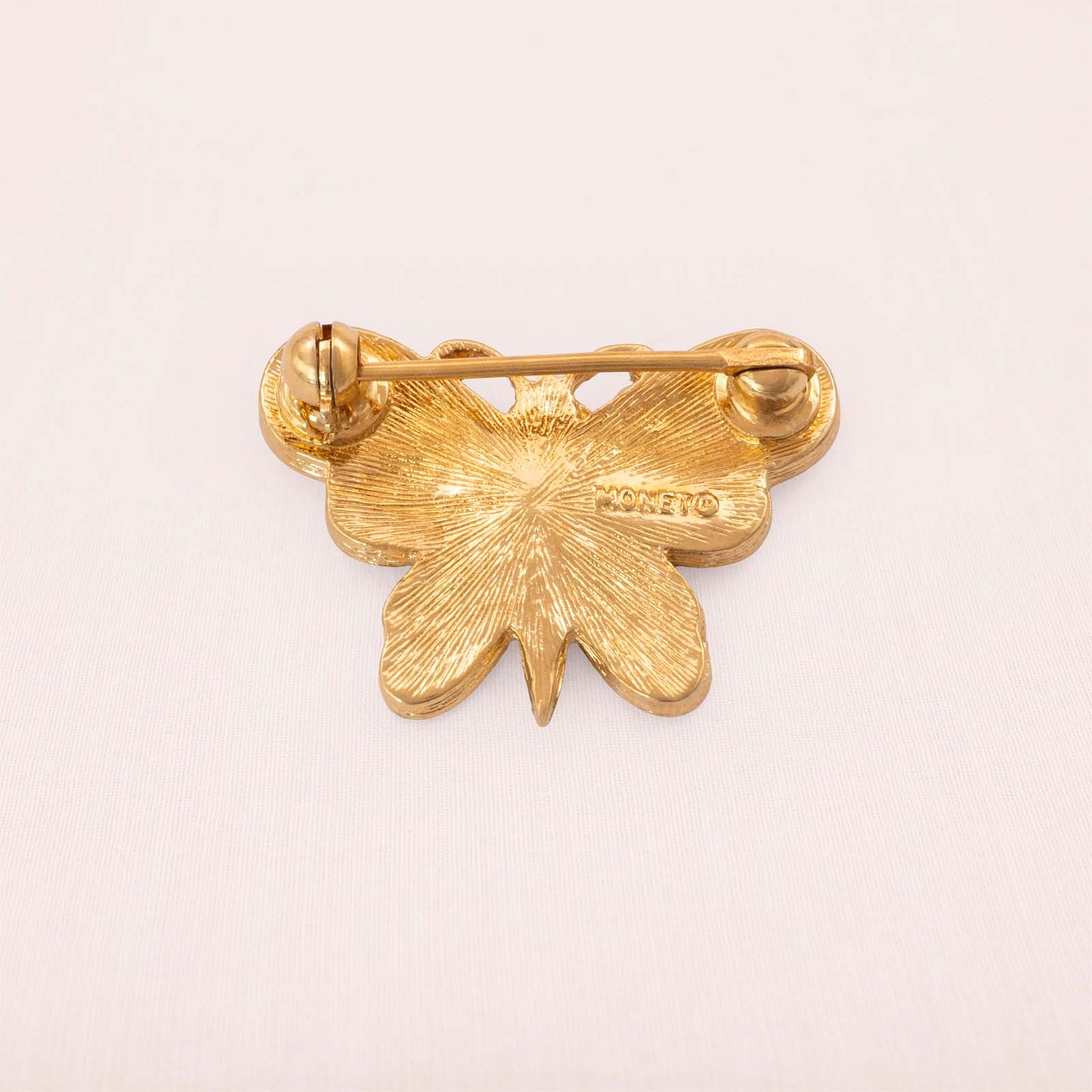 Monet-Brosche-Schmetterling-vergoldete-Rückseite-signiert