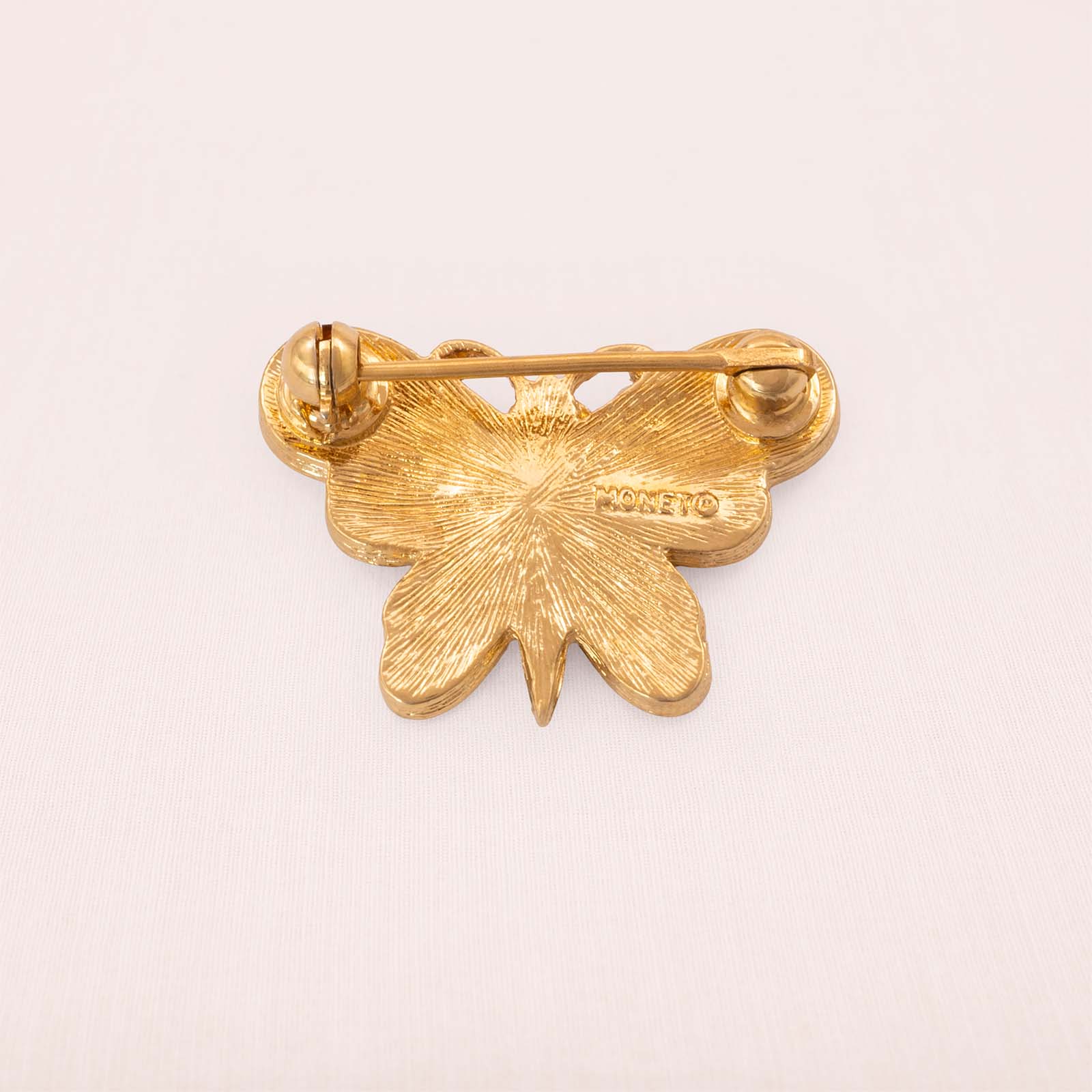 Monet-Brosche-Schmetterling-vergoldete-Rückseite-signiert