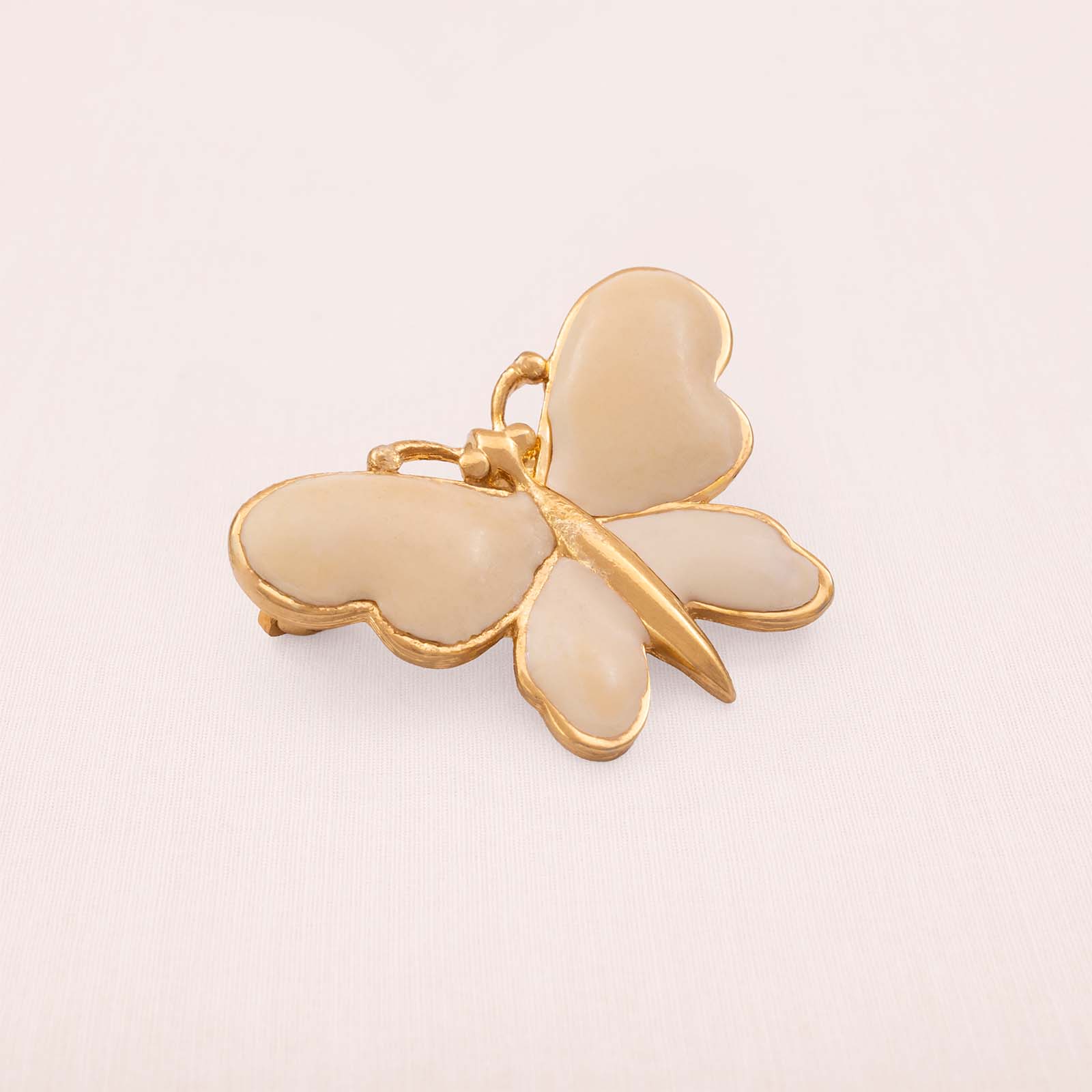 Monet-Brosche-Schmetterling-vergoldet-cremefarbene-Emaille