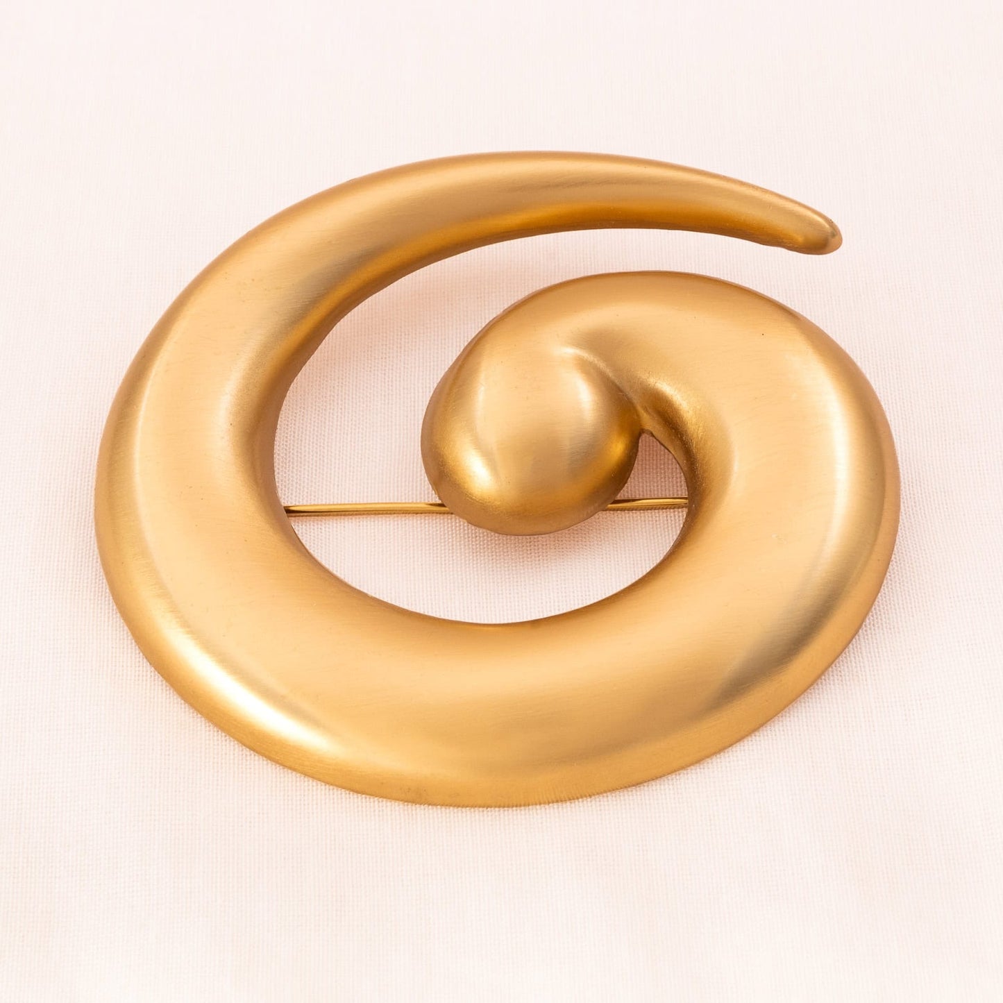 Monet-Brosche-Spiral-Design-mattvergoldet-1990er