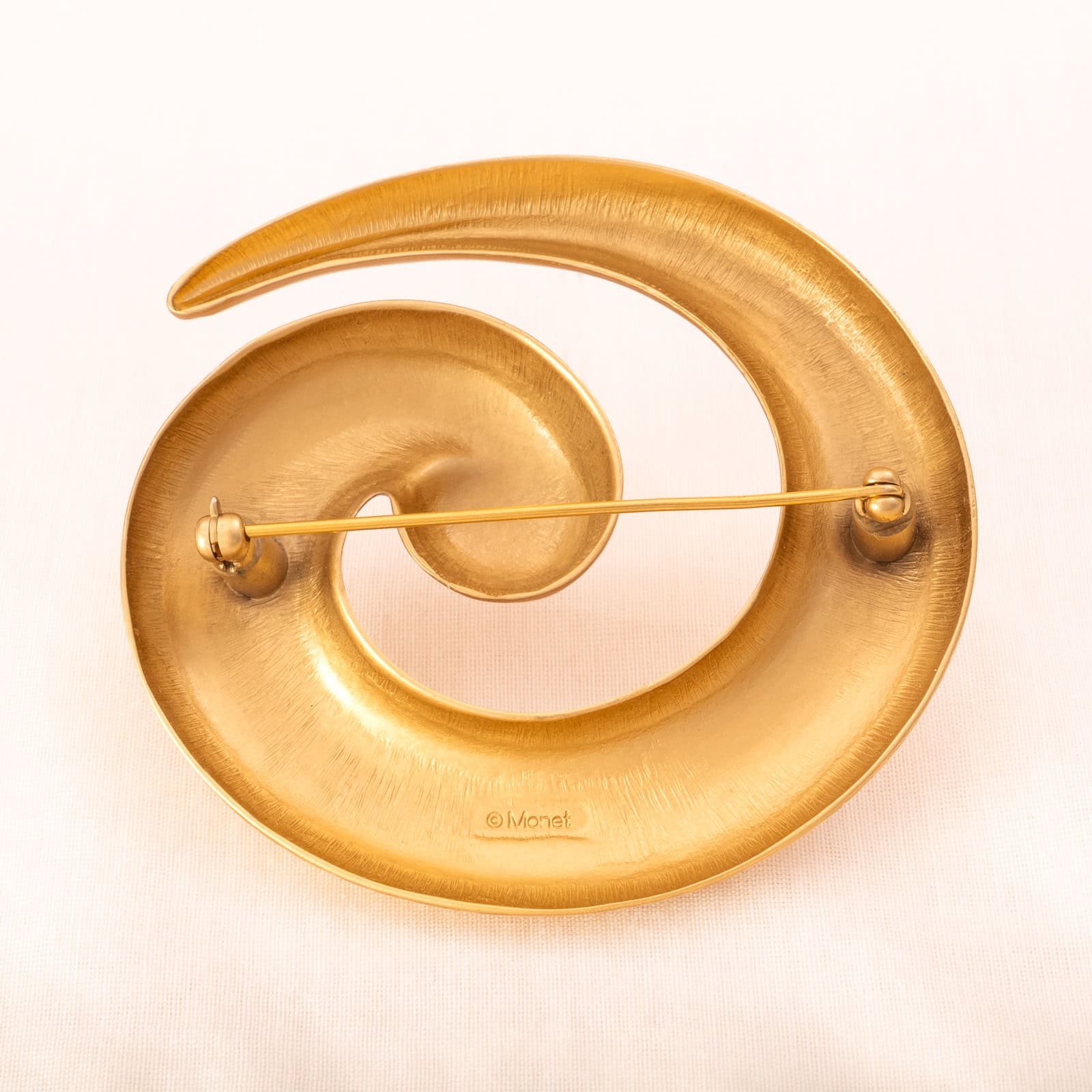 Monet-Brosche-Spiral-Design-mattvergoldet-Rückseite-signiert