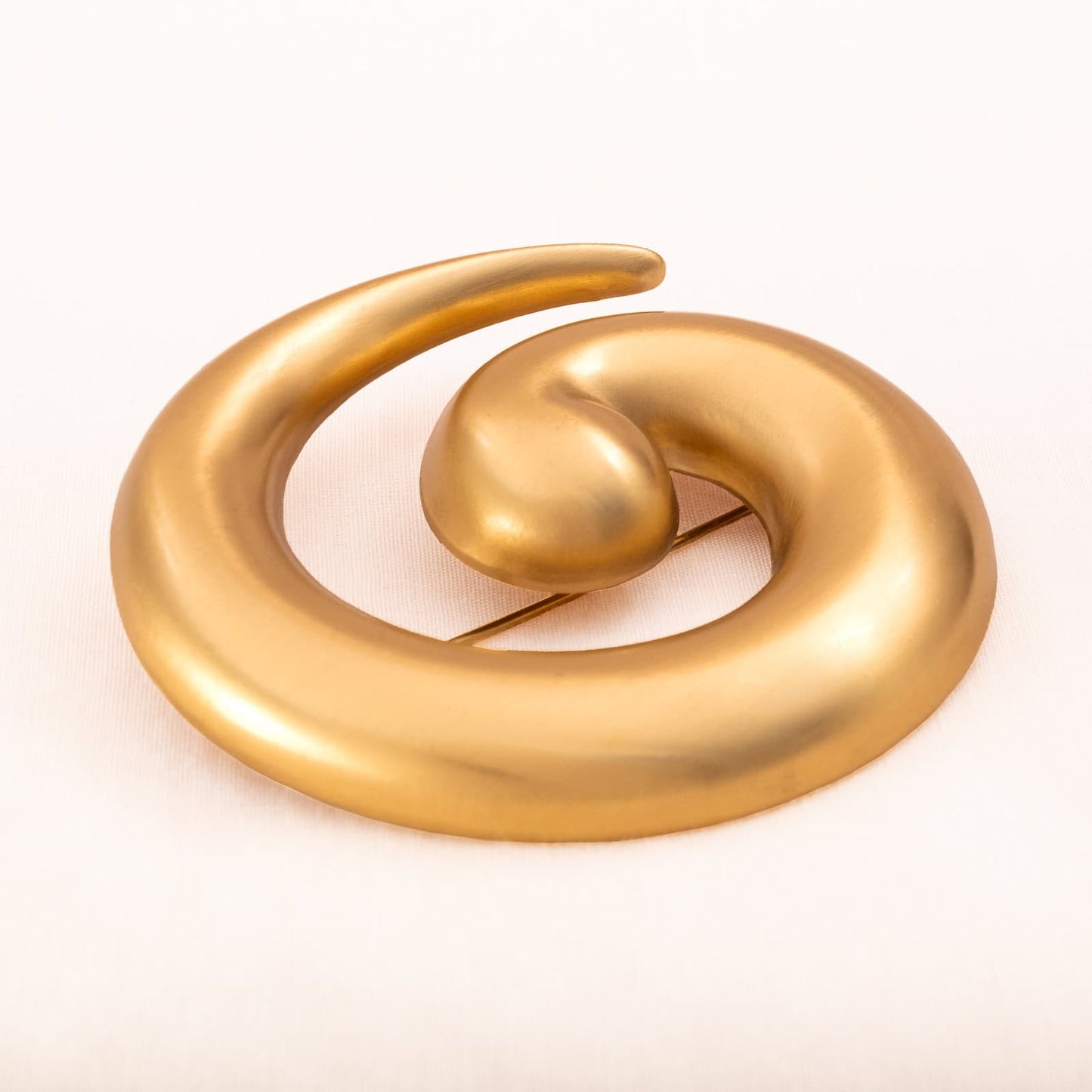 Monet-Brosche-Spiral-Design-mattvergoldet-1990er