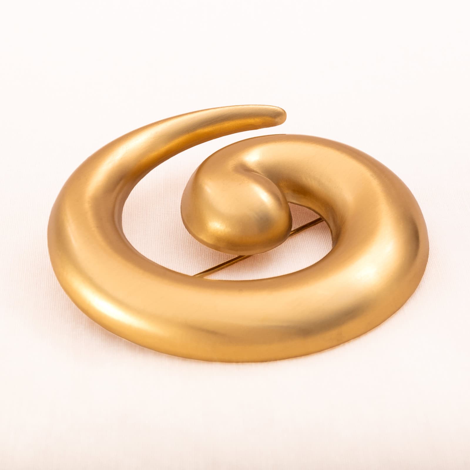 Monet-Brosche-Spiral-Design-mattvergoldet-1990er