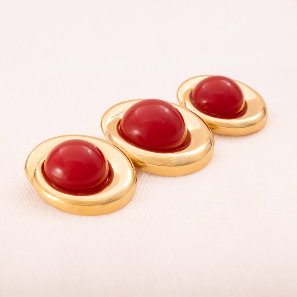 Monet-Brosche-vergoldet-drei-rote-Kunststoff-Cabochons