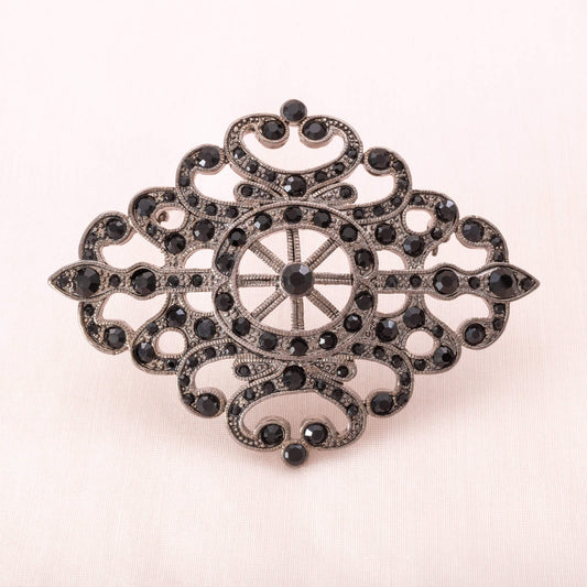 Monet-silberfarbene-Brosche-mit-schwarzen-Kristallen