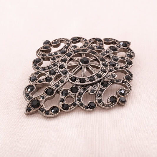Monet-silberfarbene-Brosche-mit-schwarzen-Kristallen