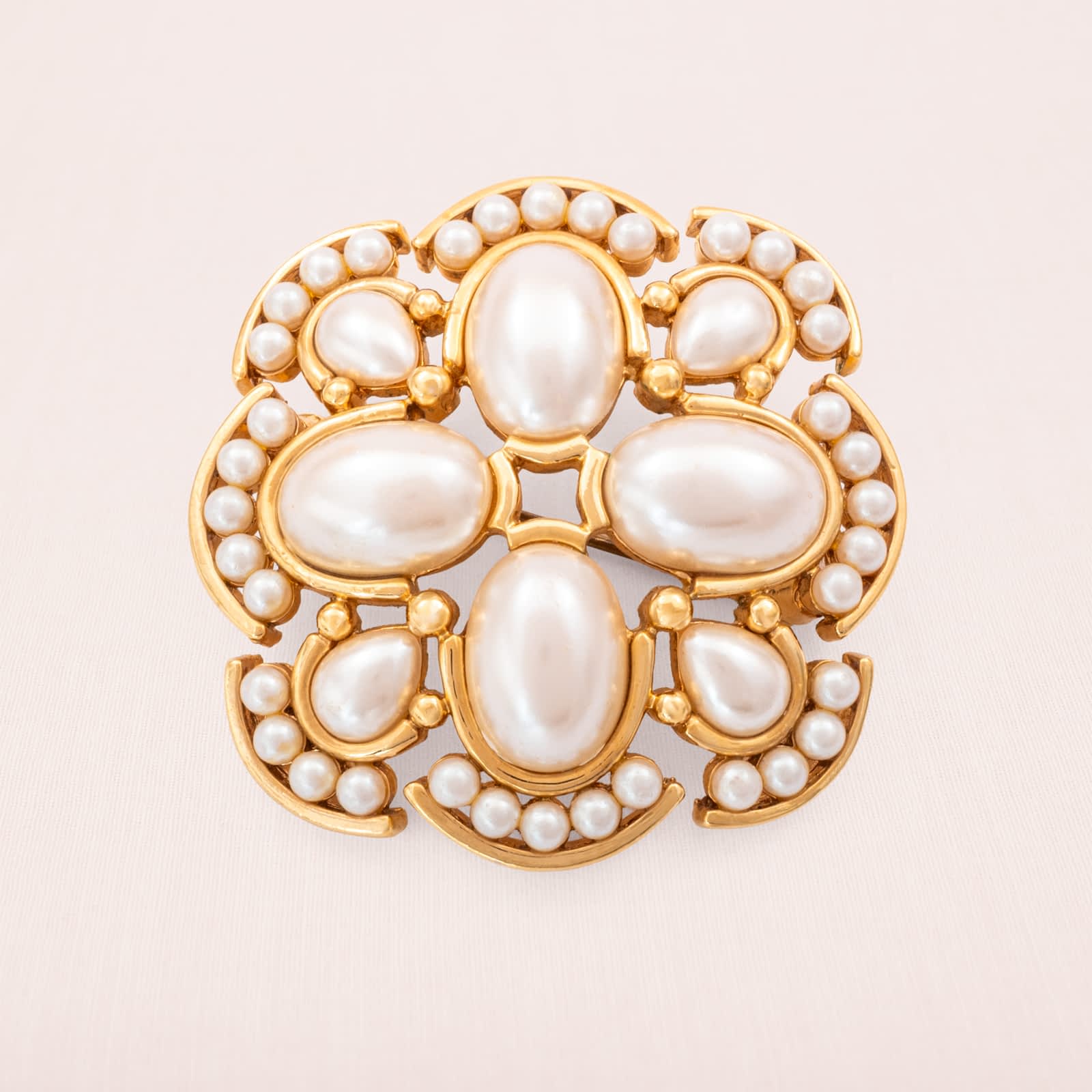 Monet-Brosche-vergoldet-ovale-Perlen-Tropfenperlen-elegantes-Design