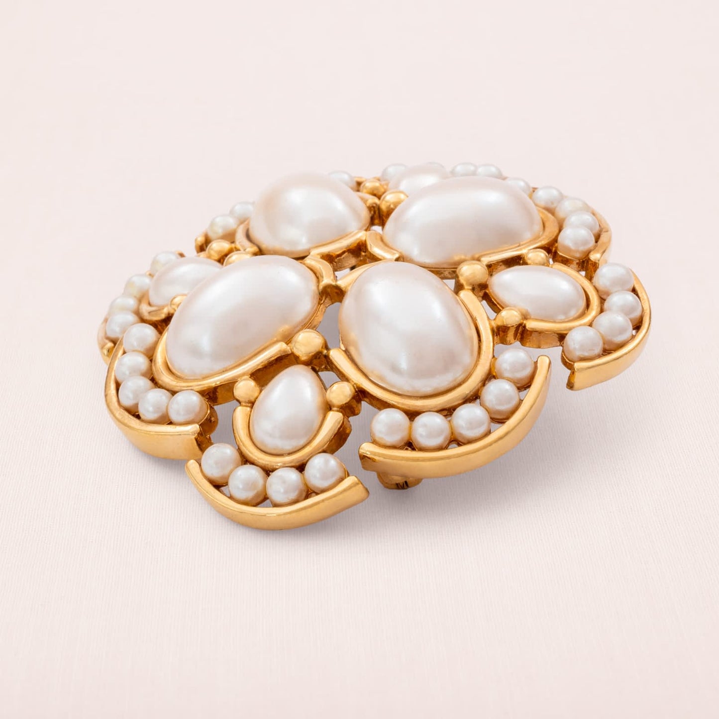 Monet-Brosche-vergoldet-ovale-Perlen-Tropfenperlen-elegantes-Design