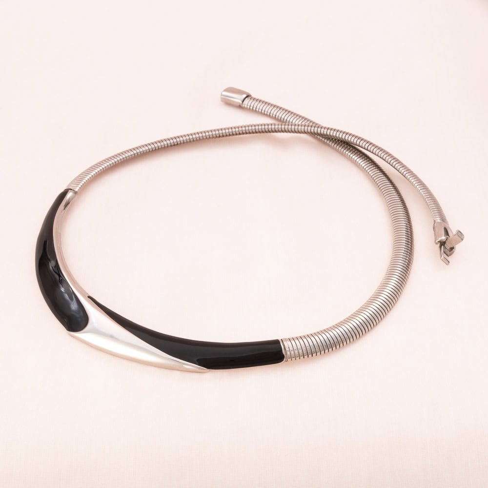 Monet-Halskette-Choker-silberfarben-schwarze-Emaille-modernistisches-Design