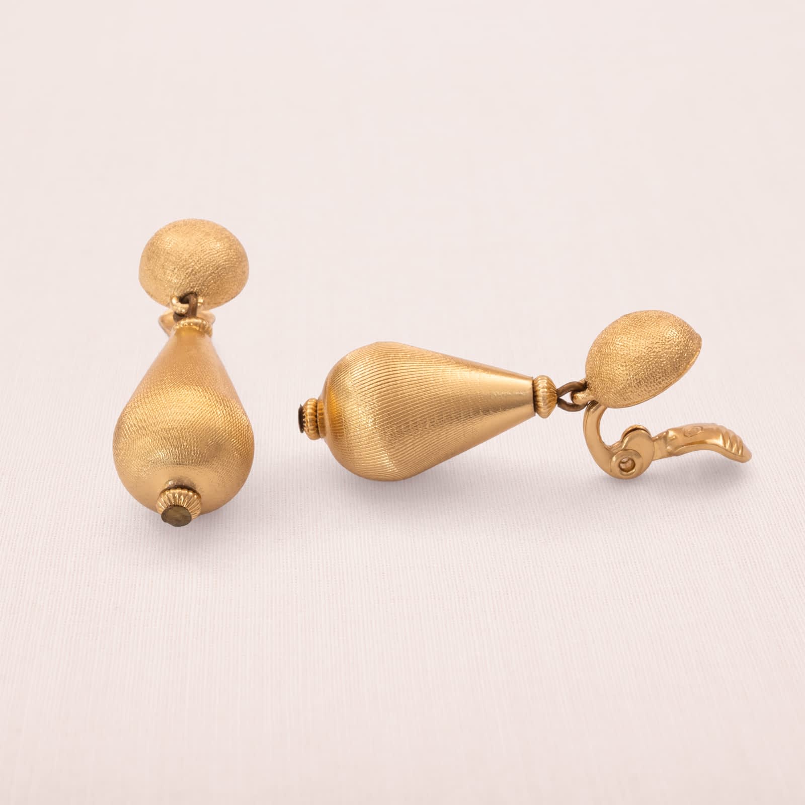 Monet-Ohrclips-Hänger-vergoldete-Tropfen-1960er