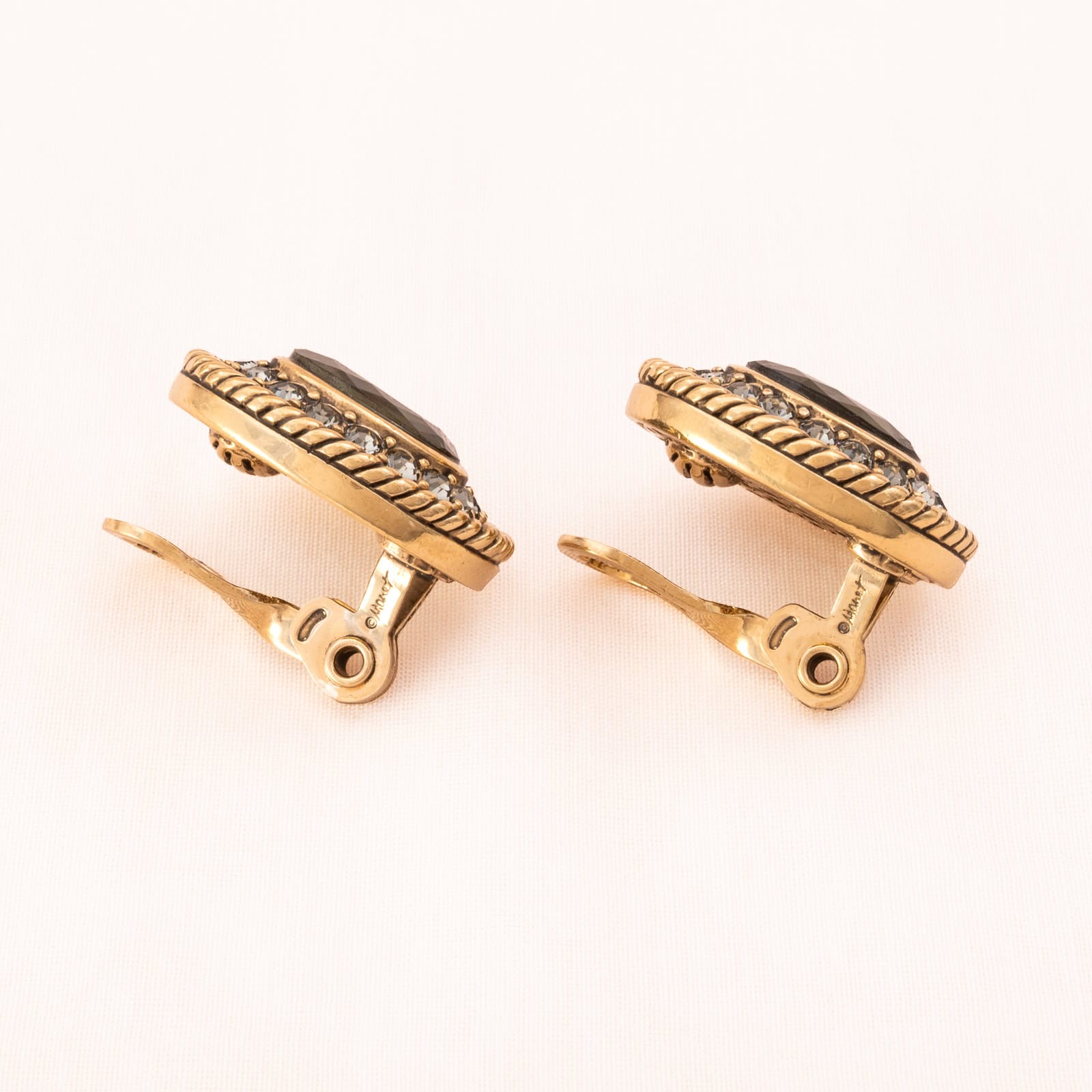 Monet-Ohrclips-vergoldet-große-ovale-Kristalle-olivgrün-signiert