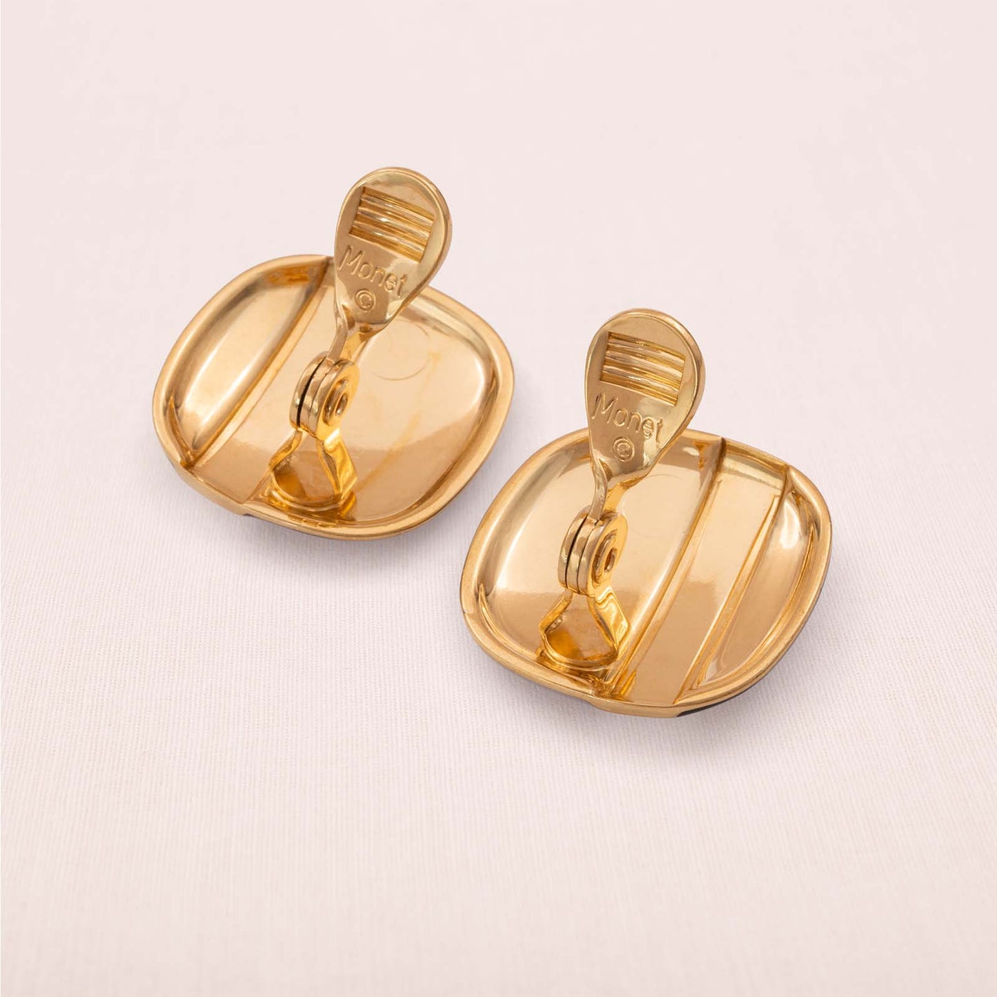 Monet-Ohrclips-eckig-vergoldete-Rückseiten-signiert