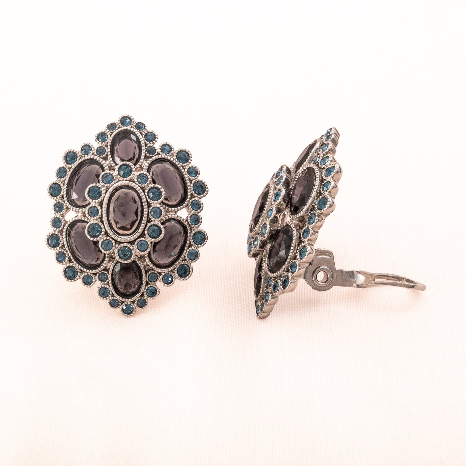 Monet-Große-Ohrclips-rhodiniert-graue-Kristalle-blau-umrandet