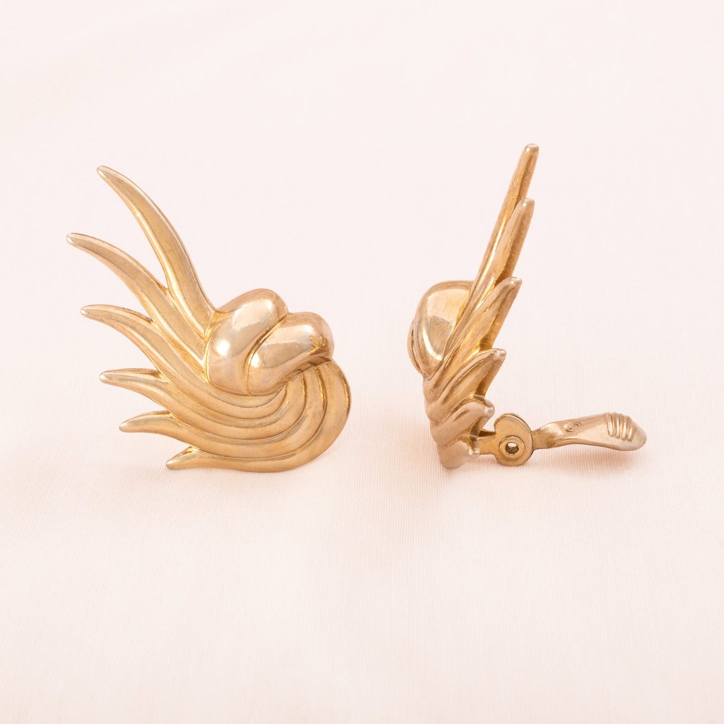 Monet-Ohrclips-1952-vergoldet-schwungvolles-Hollywood-Design