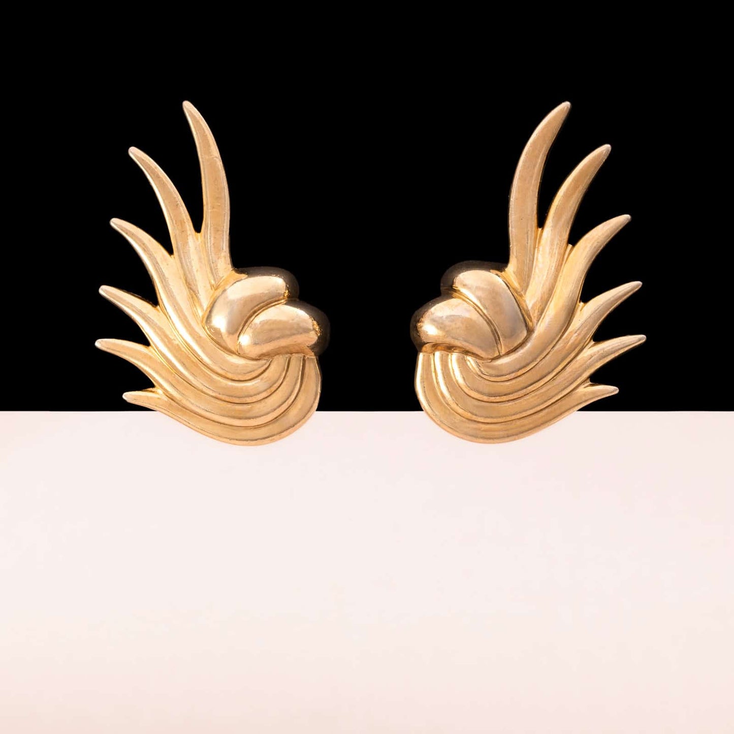 Monet-Ohrclips-1952-vergoldet-schwungvolles-Hollywood-Design