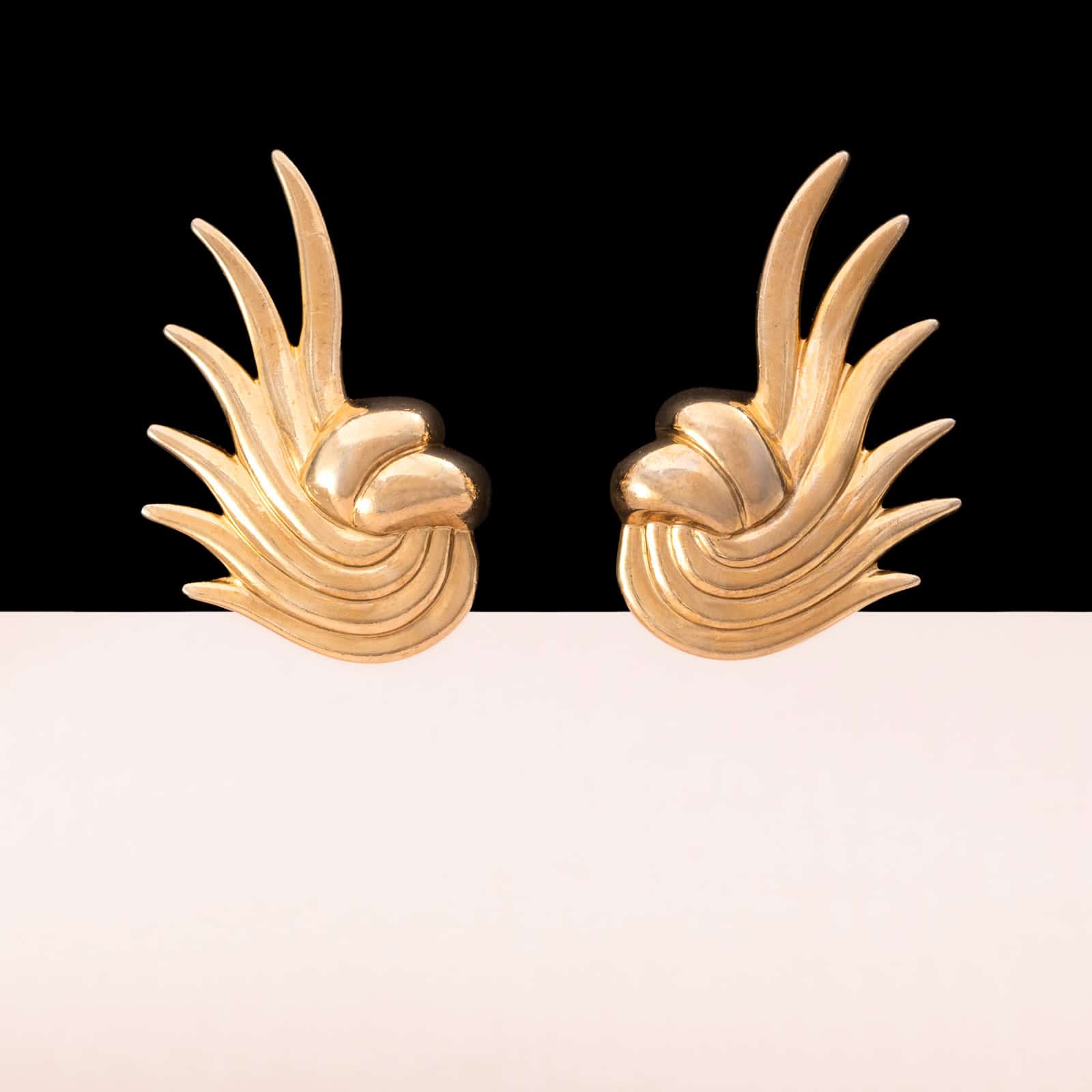 Monet-Ohrclips-1952-vergoldet-schwungvolles-Hollywood-Design