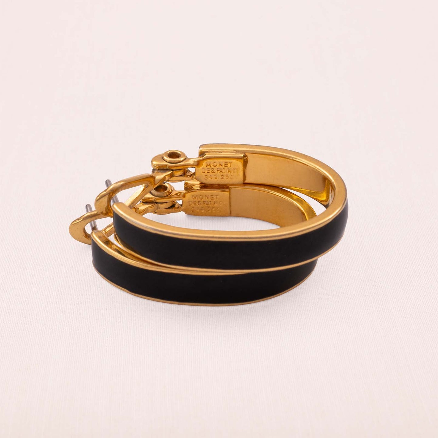 Monet-Ohrringe-ovale-Kreolen-schwarze-Emaille-vergoldete-Rückseiten-signiert