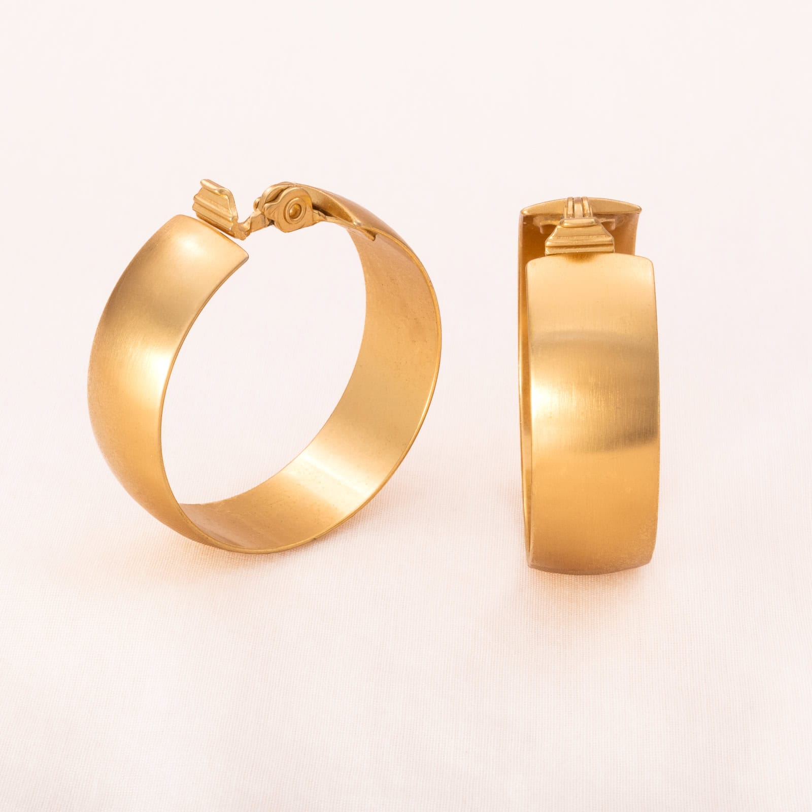 Monet-Ohrclips-vergoldete-Clip-Kreolen-groß-breit-matt-vergoldet