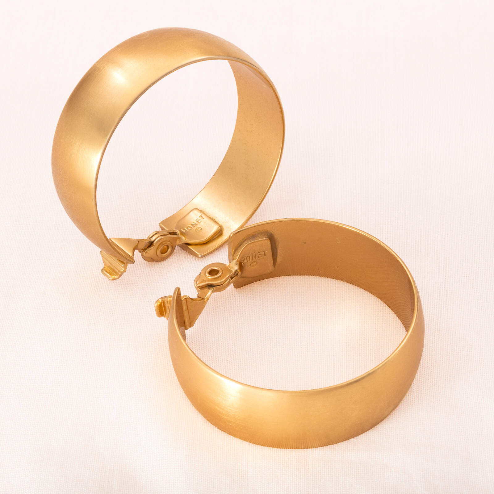 Monet-Ohrclips-vergoldete-Clip-Kreolen-groß-breit-matt-vergoldet-signiert