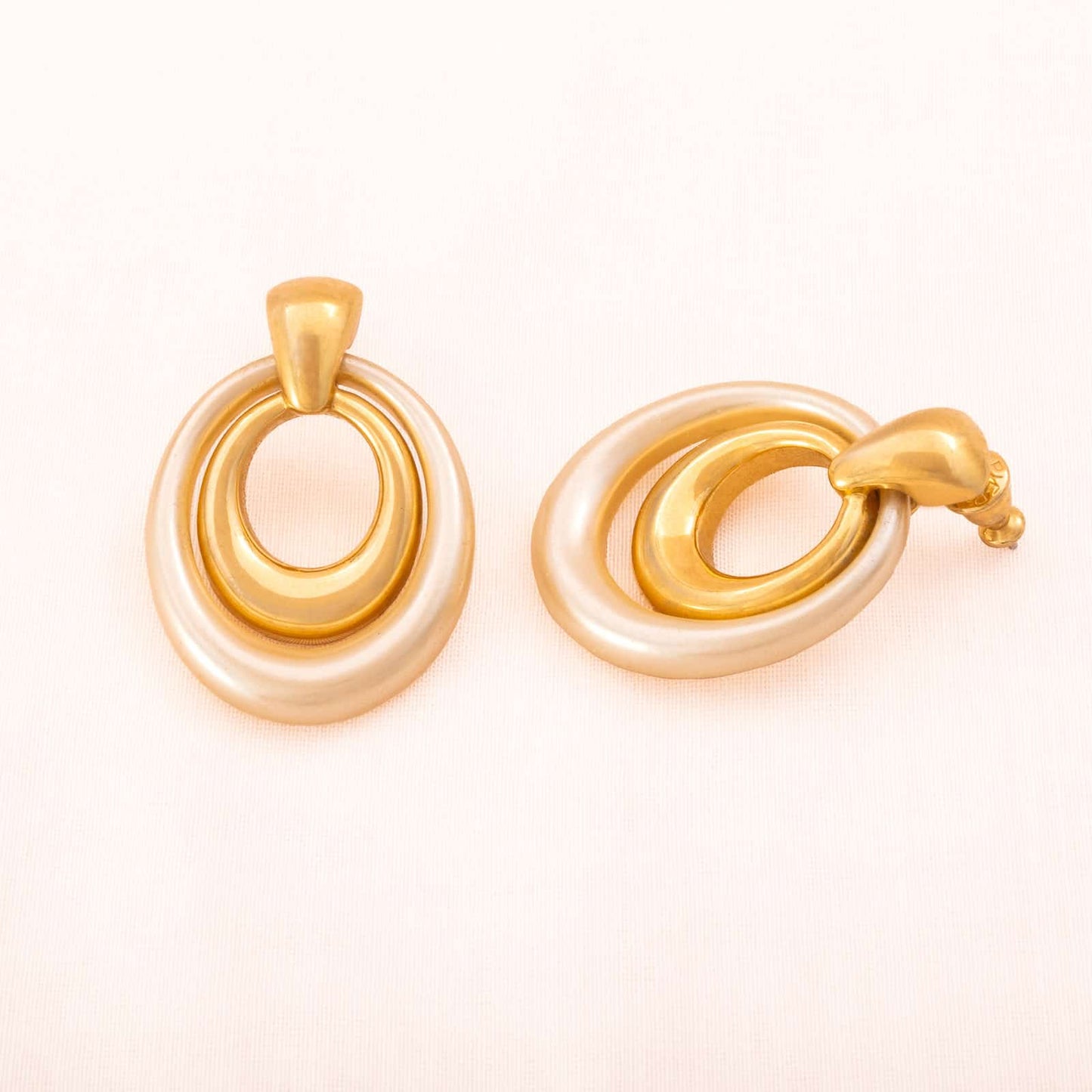 Napier-Ohrringe-Türklopfer-vergoldet-cremefarben-1970er-Jahre