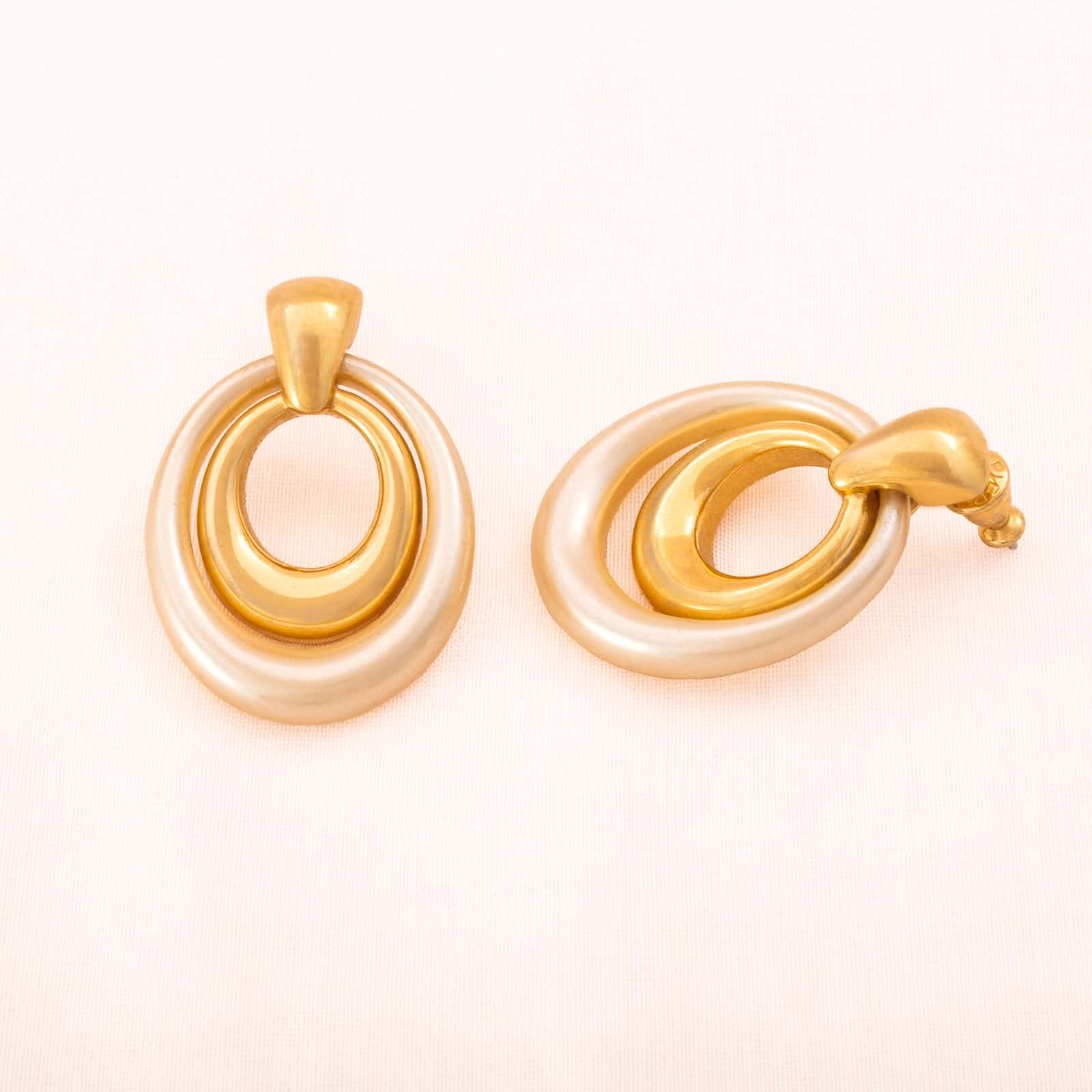 Napier-Ohrringe-Türklopfer-vergoldet-cremefarben-1970er-Jahre