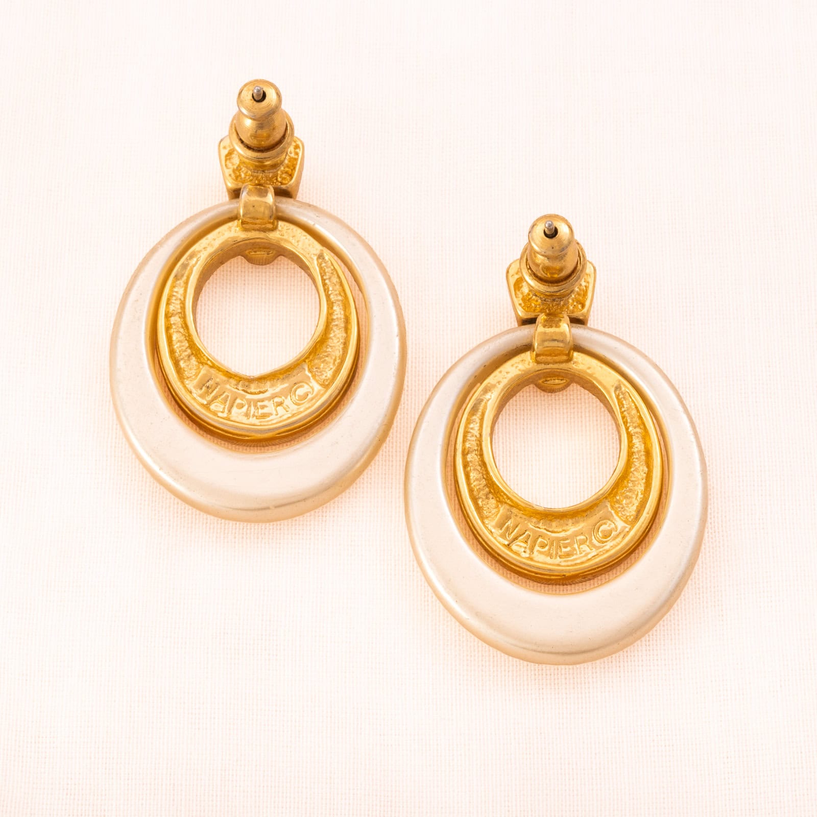 Napier-Ohrringe-Türklopfer-vergoldet-cremefarben-Rückseiten-signiert