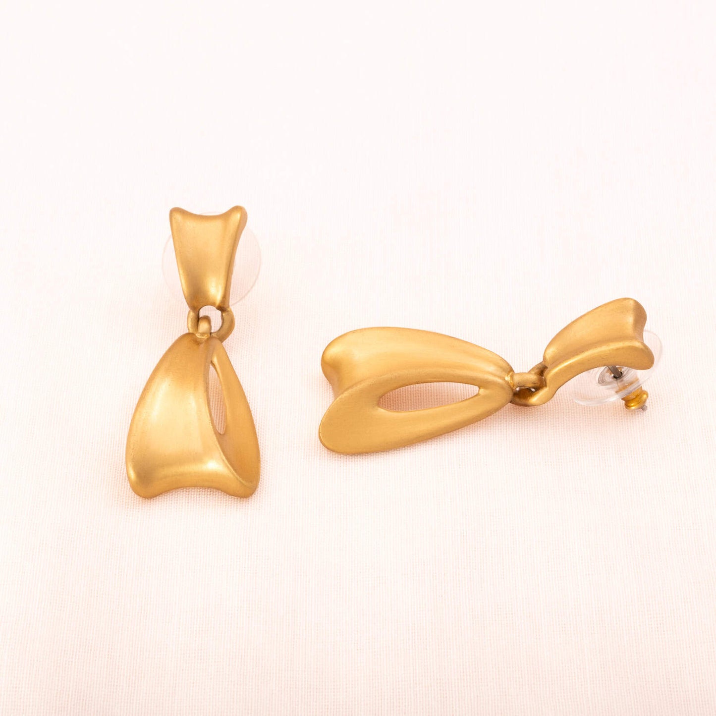 Napier-Ohrringe-Hänger-Schlaufen-matt-vergoldet-1990er