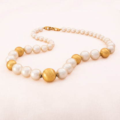 Napier-Perlenkette-graduiert-matt-vergoldete-Perlen