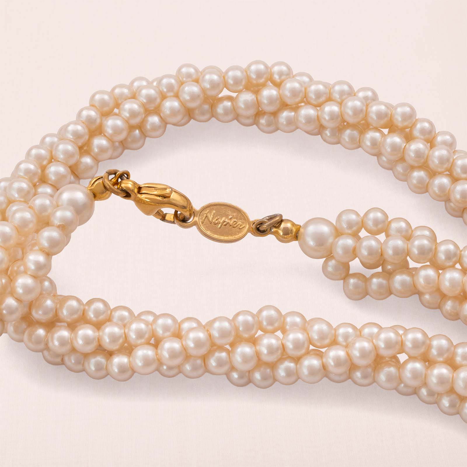 Napier-Perlenkette-gedrehte-vier-Stränge-vergoldeter-Verschluss-signiert