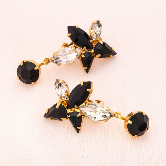 Glitzernde-Ohrclips-mit-schwarzen-und-weißen-Kristallen