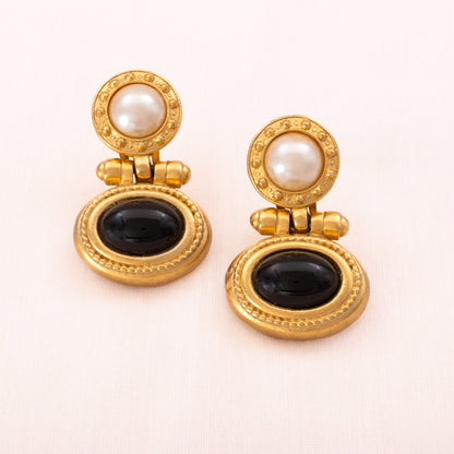 Ohrclips-matt-vergoldet-mit-Perle-und-ovalem-Cabochon-in-Schwarz