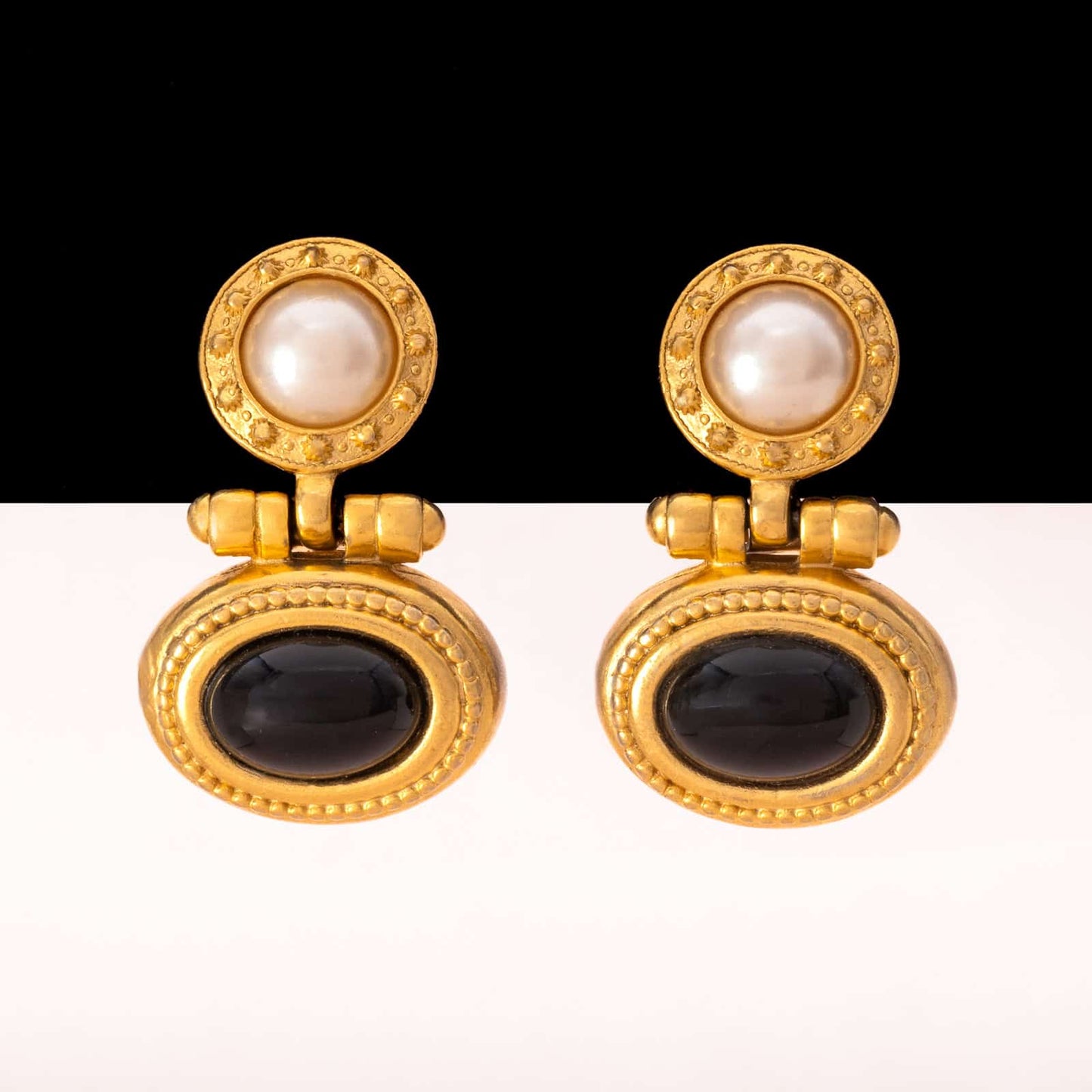 Ohrclips-matt-vergoldet-mit-Perle-und-ovalem-Cabochon-in-Schwarz