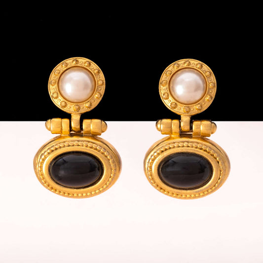 Ohrclips-matt-vergoldet-mit-Perle-und-ovalem-Cabochon-in-Schwarz