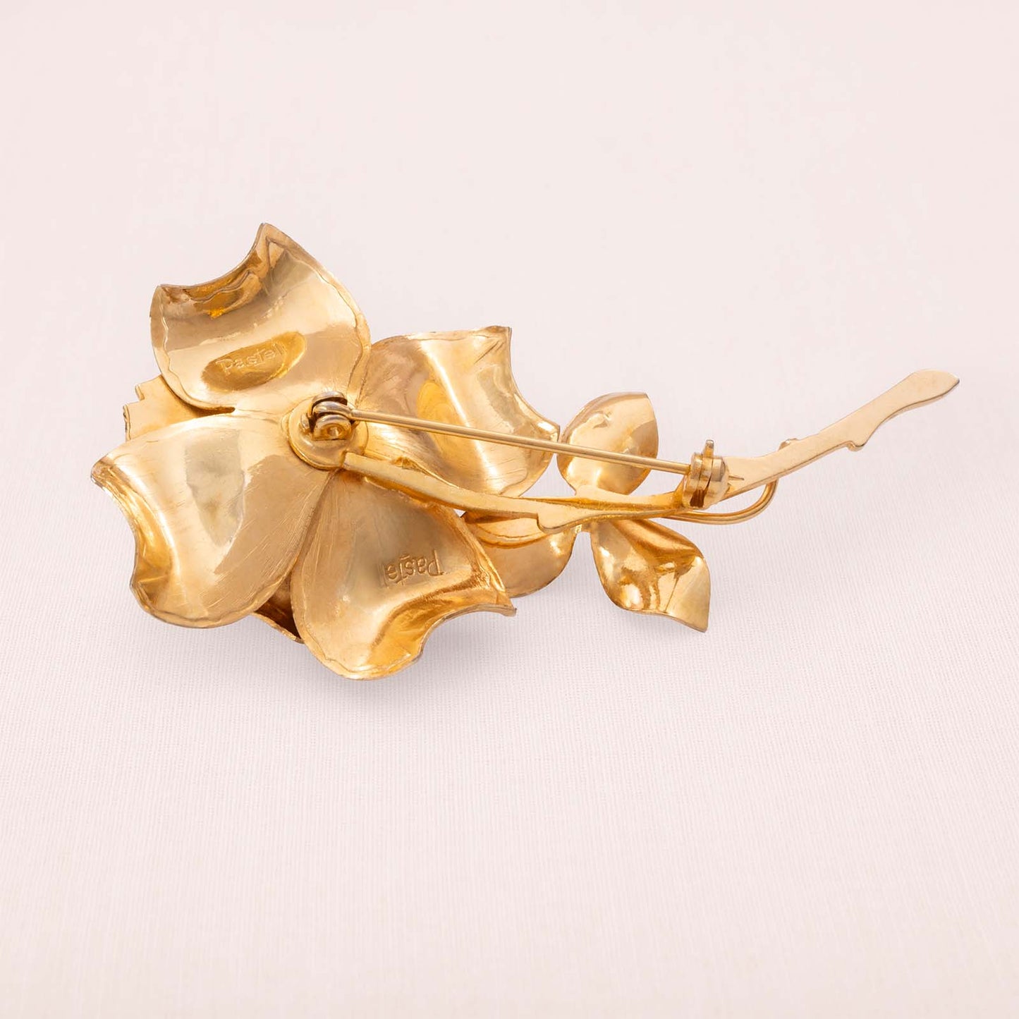 Pastelli-Brosche-Rose-vergoldete-Rückseite-signiert