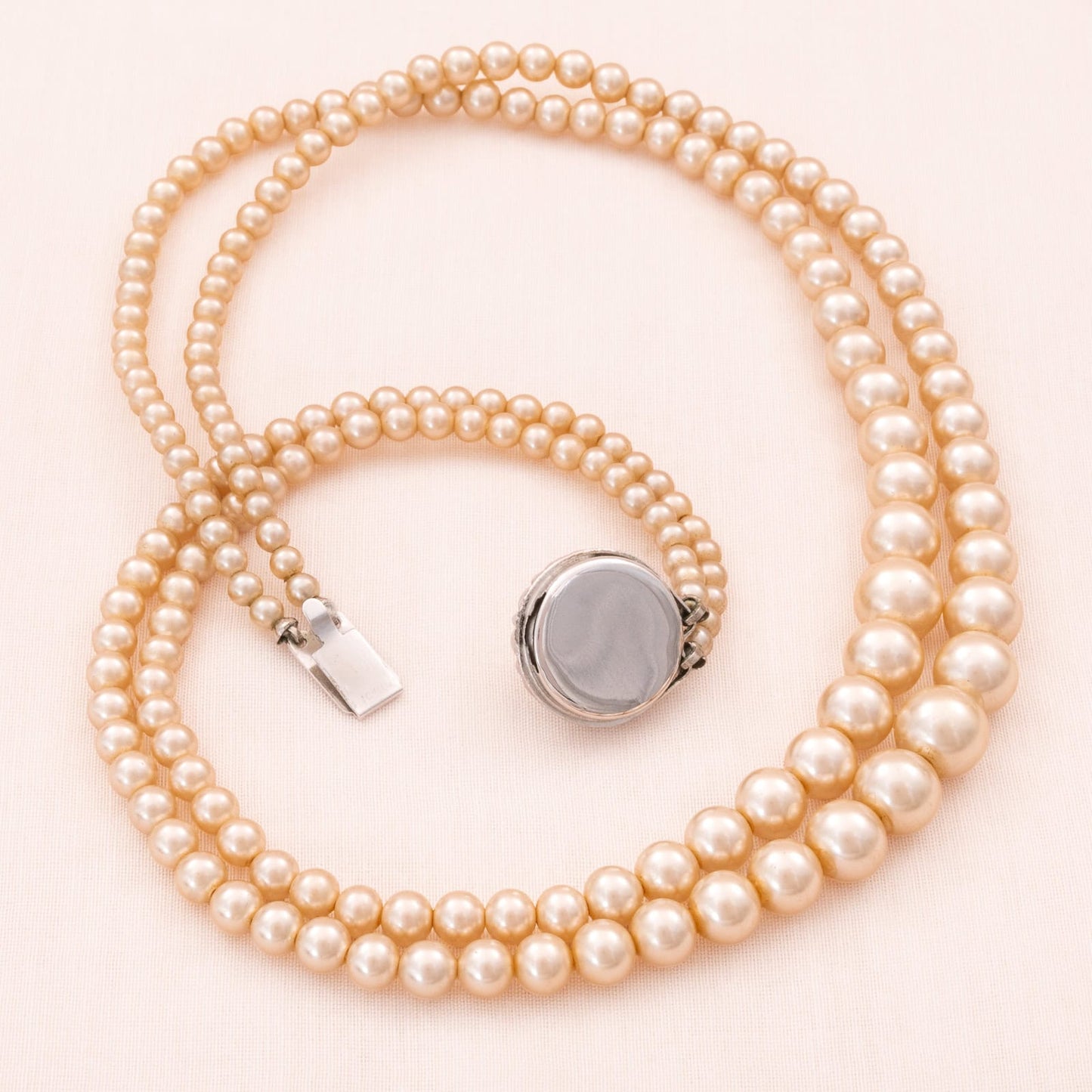 Sarah-Coventry-Perlenkette-doppelreihig-unsigniert-Verschluss-Rückseite