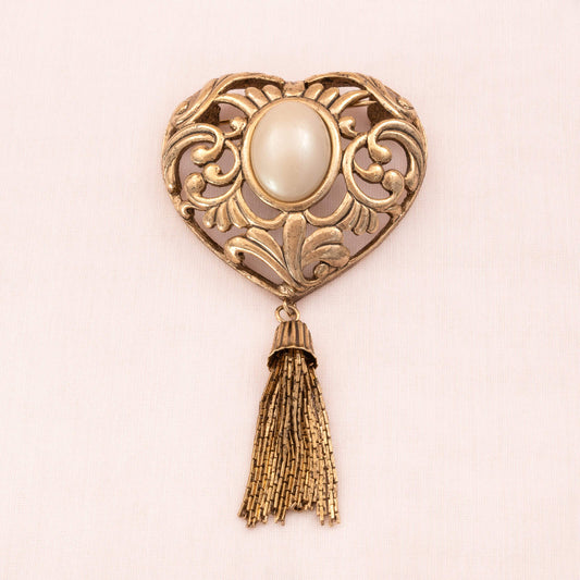 Richelieu-Herz-Brosche-mit-ovaler-Perle-und-baumelnder-Quaste