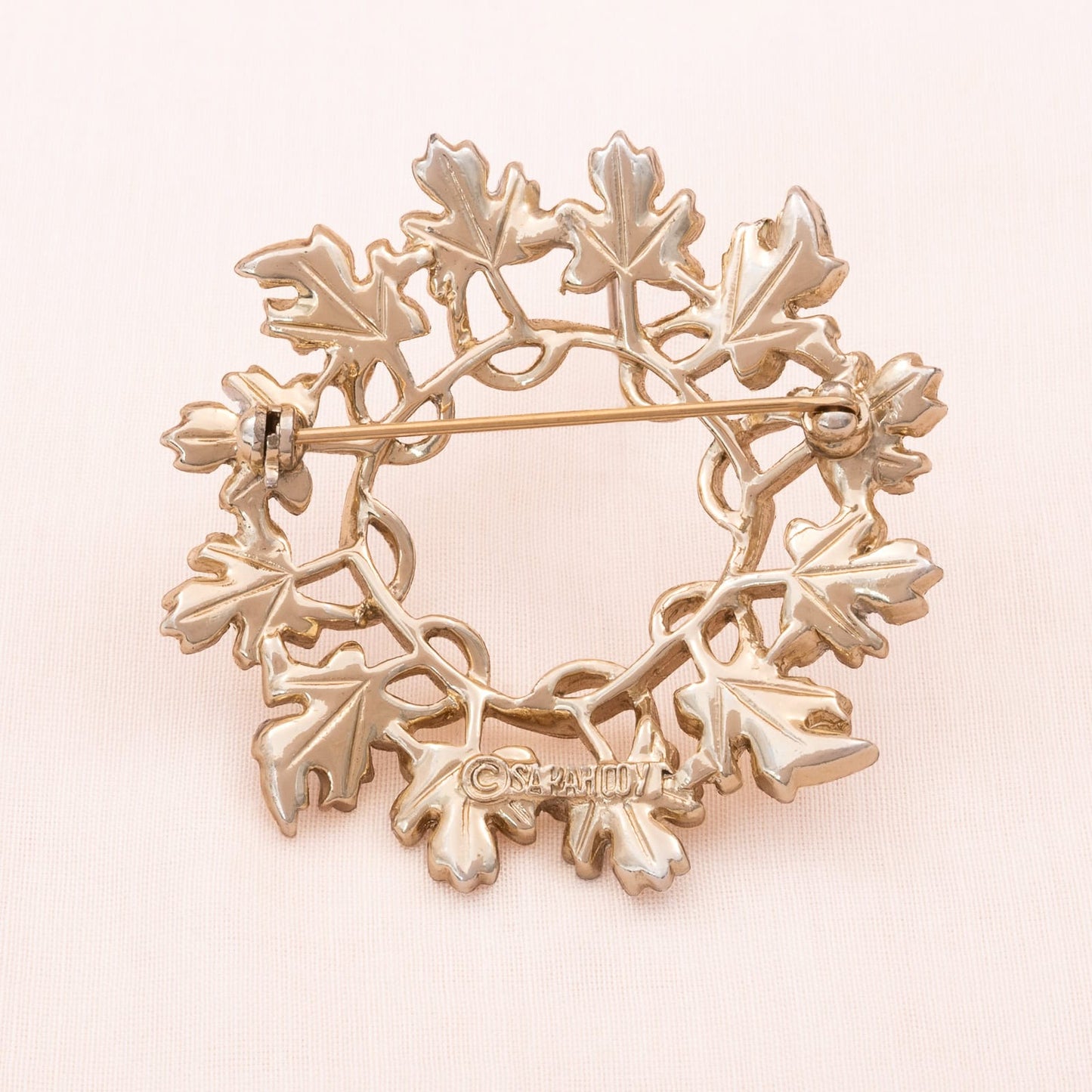 Sarah-Coventry-Brosche-Blätter-Kreis-Girlande-Rückseite-signiert