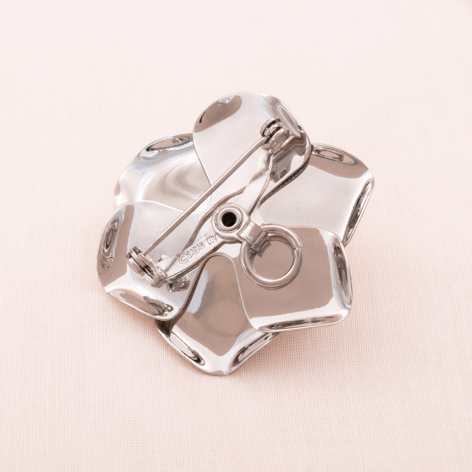 Sarah-Coventry-Brosche-Blume-silberfarbene-Rückseite-signiert