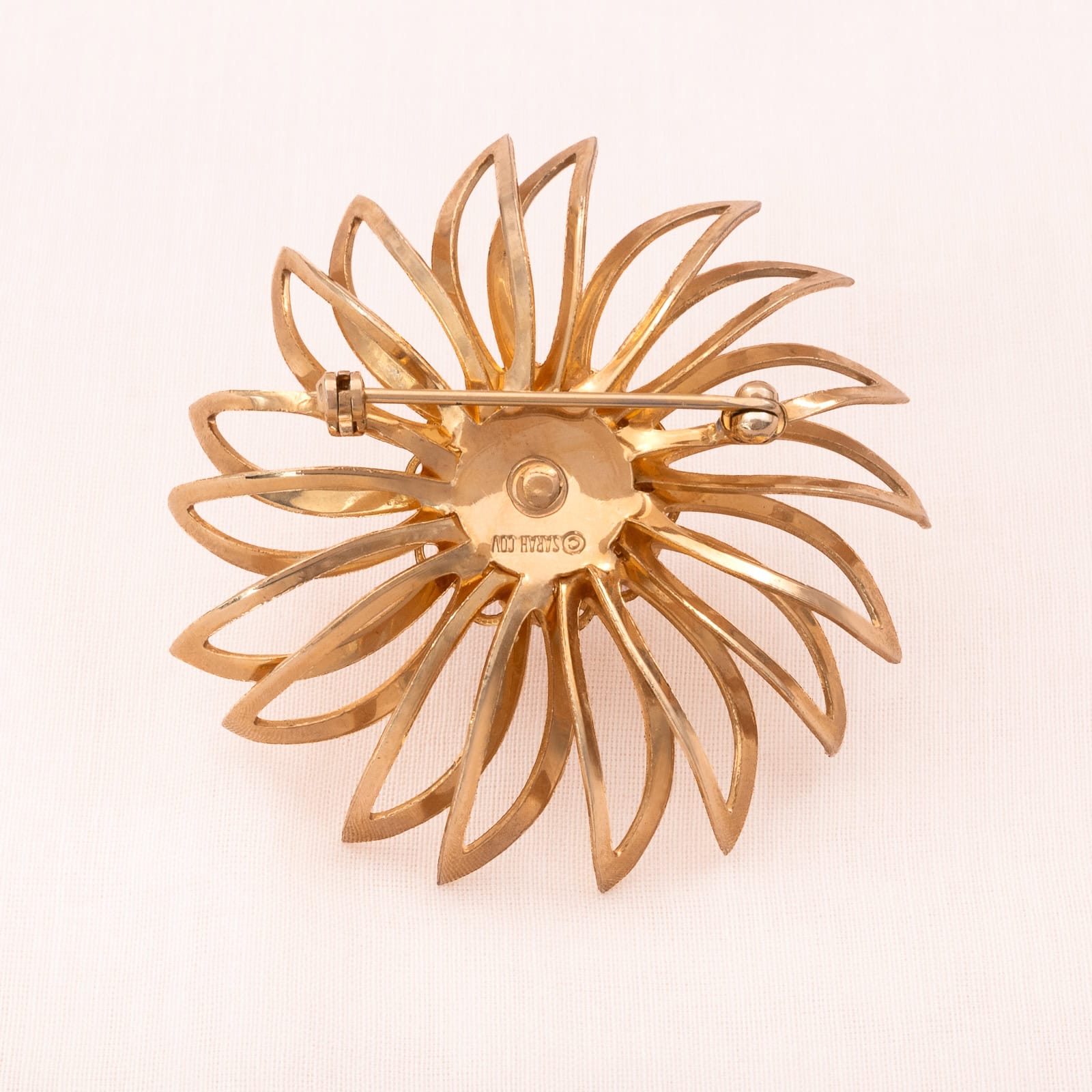 Sarah-Coventry-Brosche-Blume-vergoldete-Rückseite-signiert